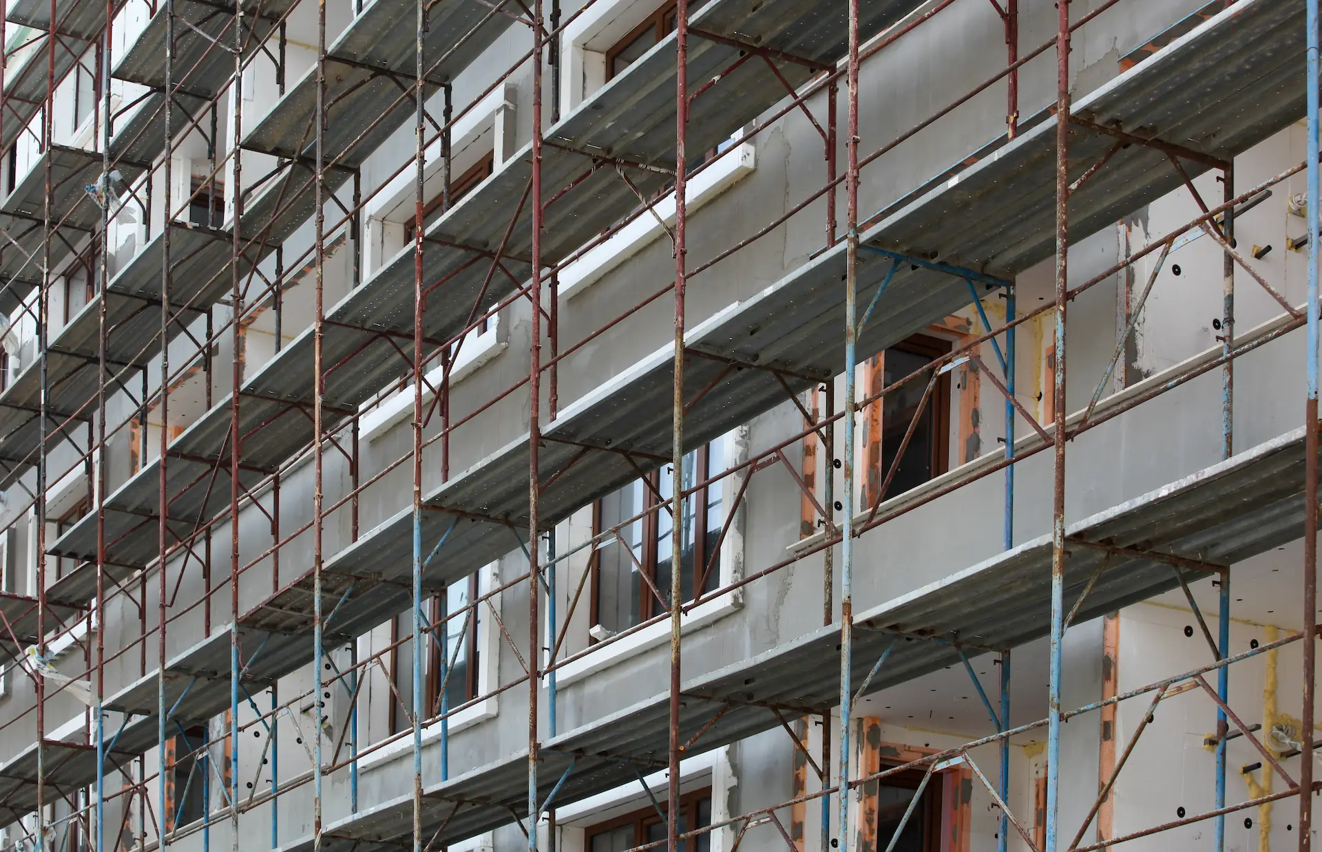 Edificio con andamios