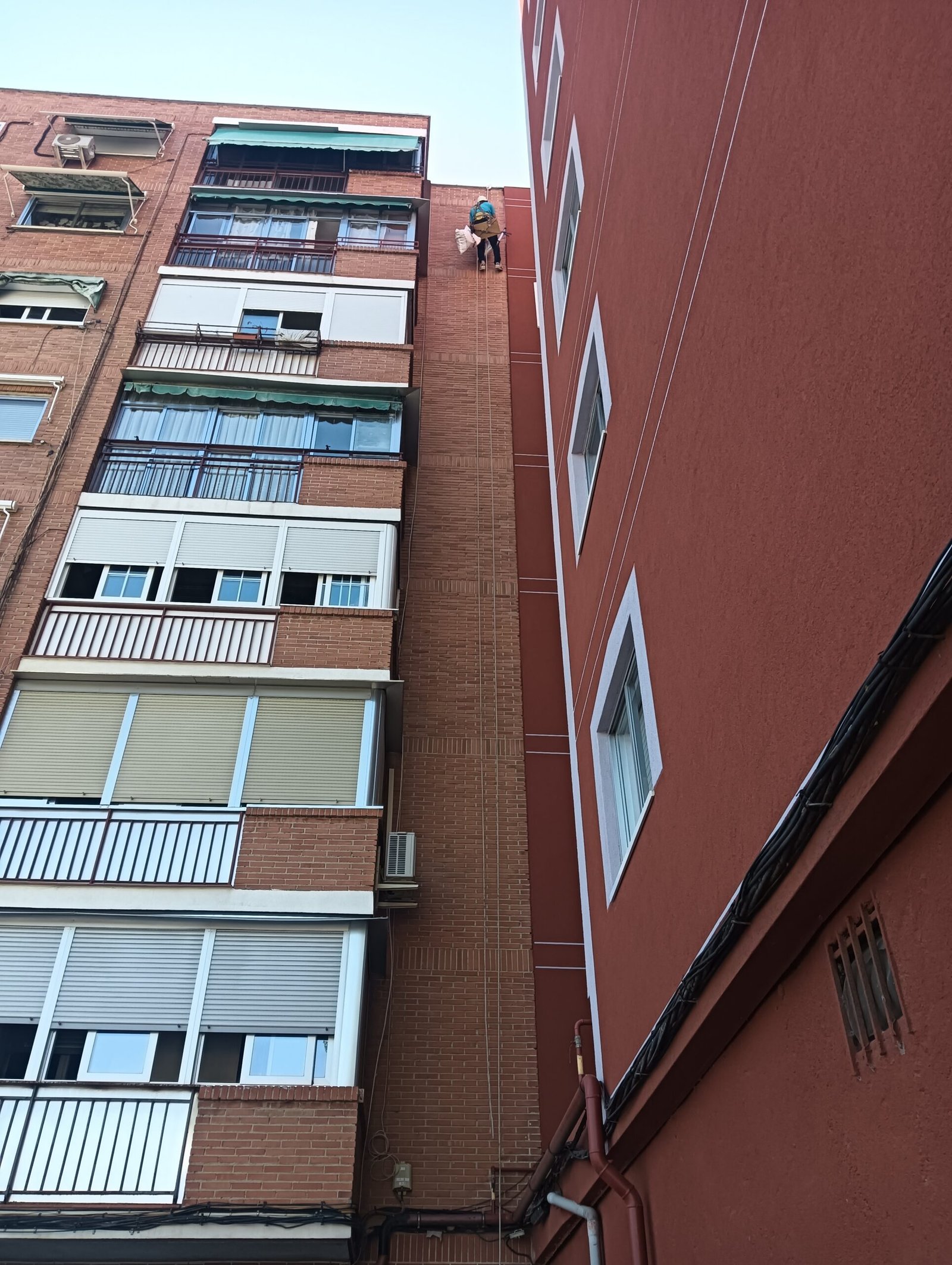 Pintor reformando exterior de edificio