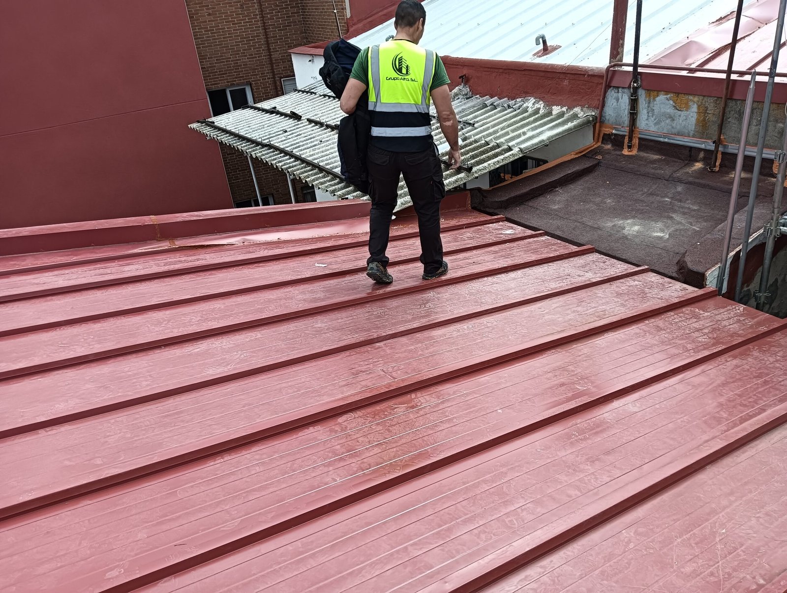 Constructor reparando tejado