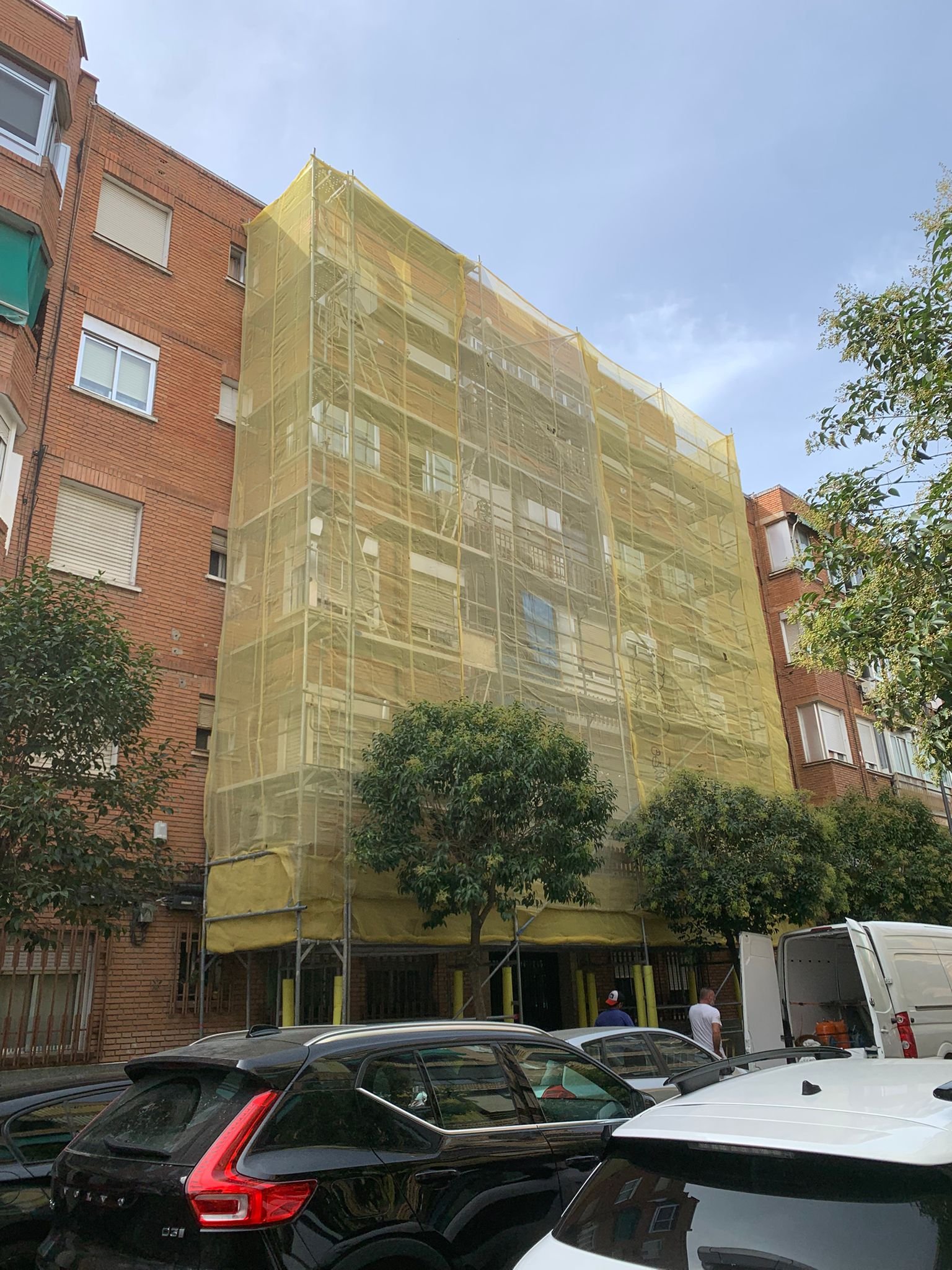 Reforma de frente de edificio cubierto